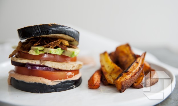 Vegan burger með “kokteilsósu” og sætkartöflufrönskum (djúsí og glútenfrítt)
